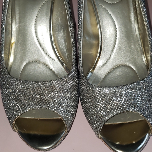 🤍 Bandolino gold heels - Picture 4 of 8